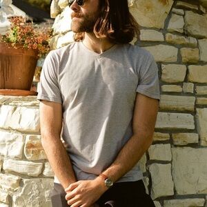 Myles Everyday Tee with V-Neck in Heather Grey Men’s Size Large